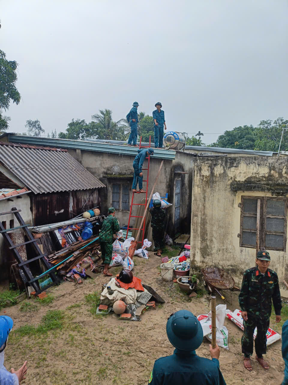 Huy động nhiều lực lượng ứng phó.