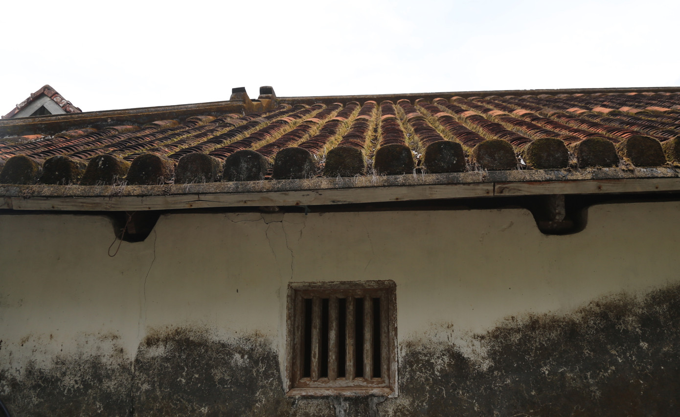 Ngôi nhà còn giữ nguyên nét xưa cổ.