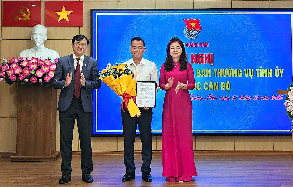 Trao Quyết định của Ban Bí thư Trung ương Đoàn giao Quyền Bí thư Tỉnh Đoàn cho anh Hoàng Văn Thanh (giữa).