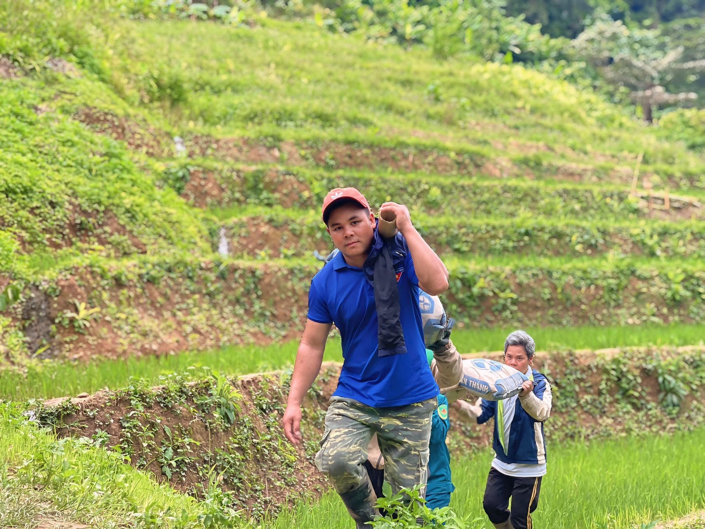 Những ngày này, các bạn trẻ đoàn viên thanh niên (ĐVTN) triển khai công trình xây cầu dân sinh tại thôn Pứt, xã biên giới Ga Ry, huyện Tây Giang, Quảng Nam.