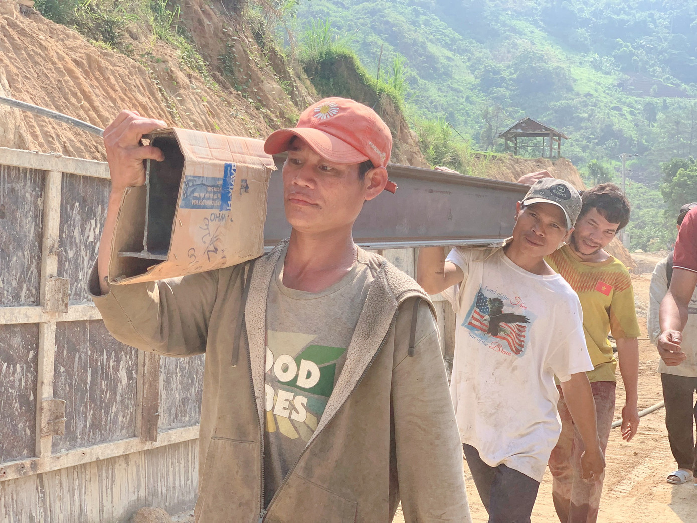 Nhìn các bạn trẻ áo đẫm mồ hôi mang vác triển khai dự án thiện nguyện, bà con dân làng cũng vượt cả chục cây số đường núi, phăng phăng cõng vật liệu, bắt tay cùng làm.