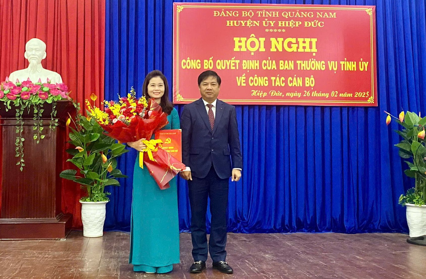 Bí thư Tỉnh ủy Quảng Nam Lương Nguyễn Minh Triết trao quyết định và chúc mừng bà Phạm Thị Thanh. Bí thư Tỉnh ủy Quảng Nam Lương Nguyễn Minh Triết trao quyết định và chúc mừng bà Phạm Thị Thanh.