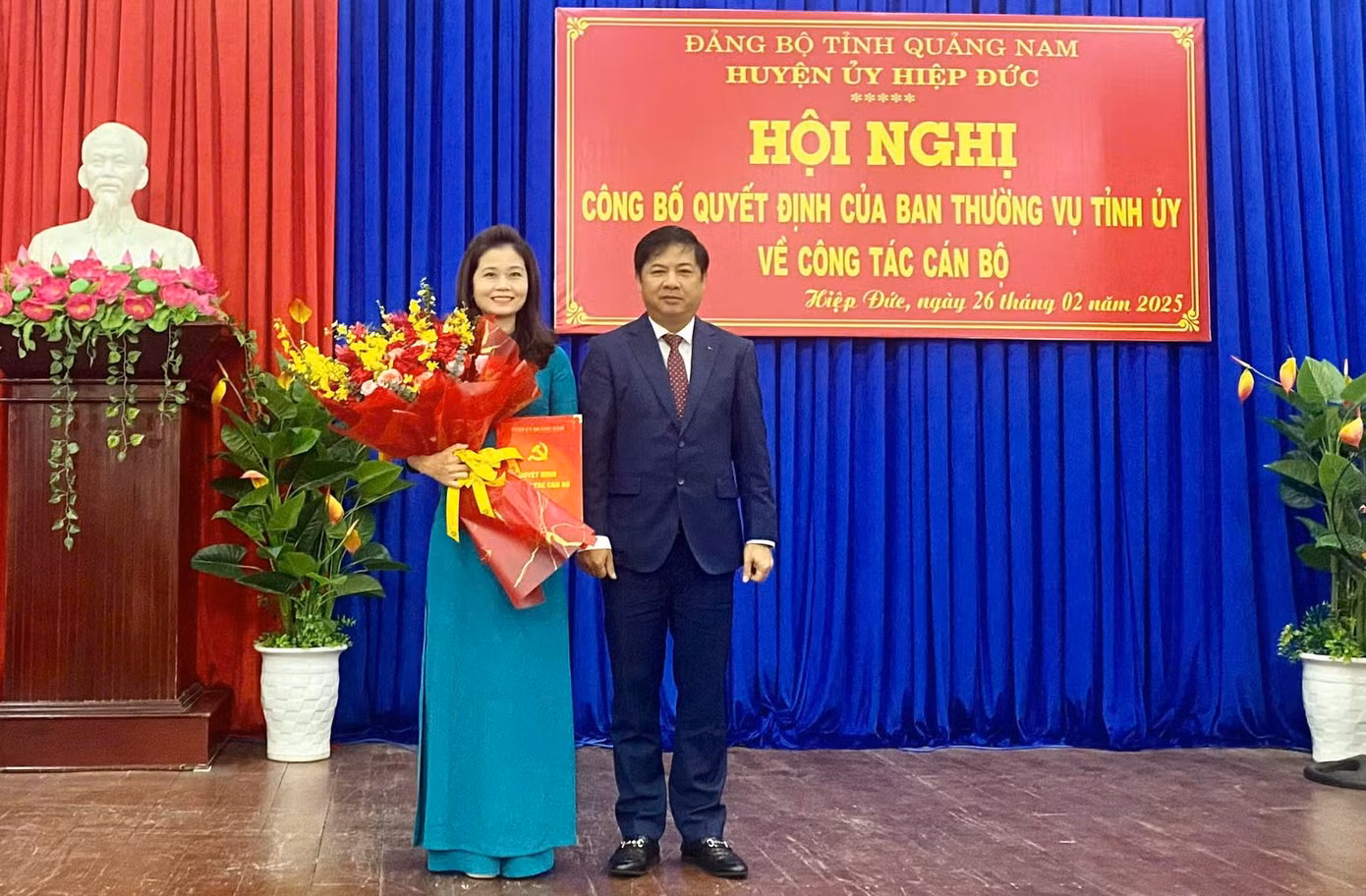 Bí thư Tỉnh ủy Quảng Nam Lương Nguyễn Minh Triết trao quyết định và chúc mừng bà Phạm Thị Thanh.