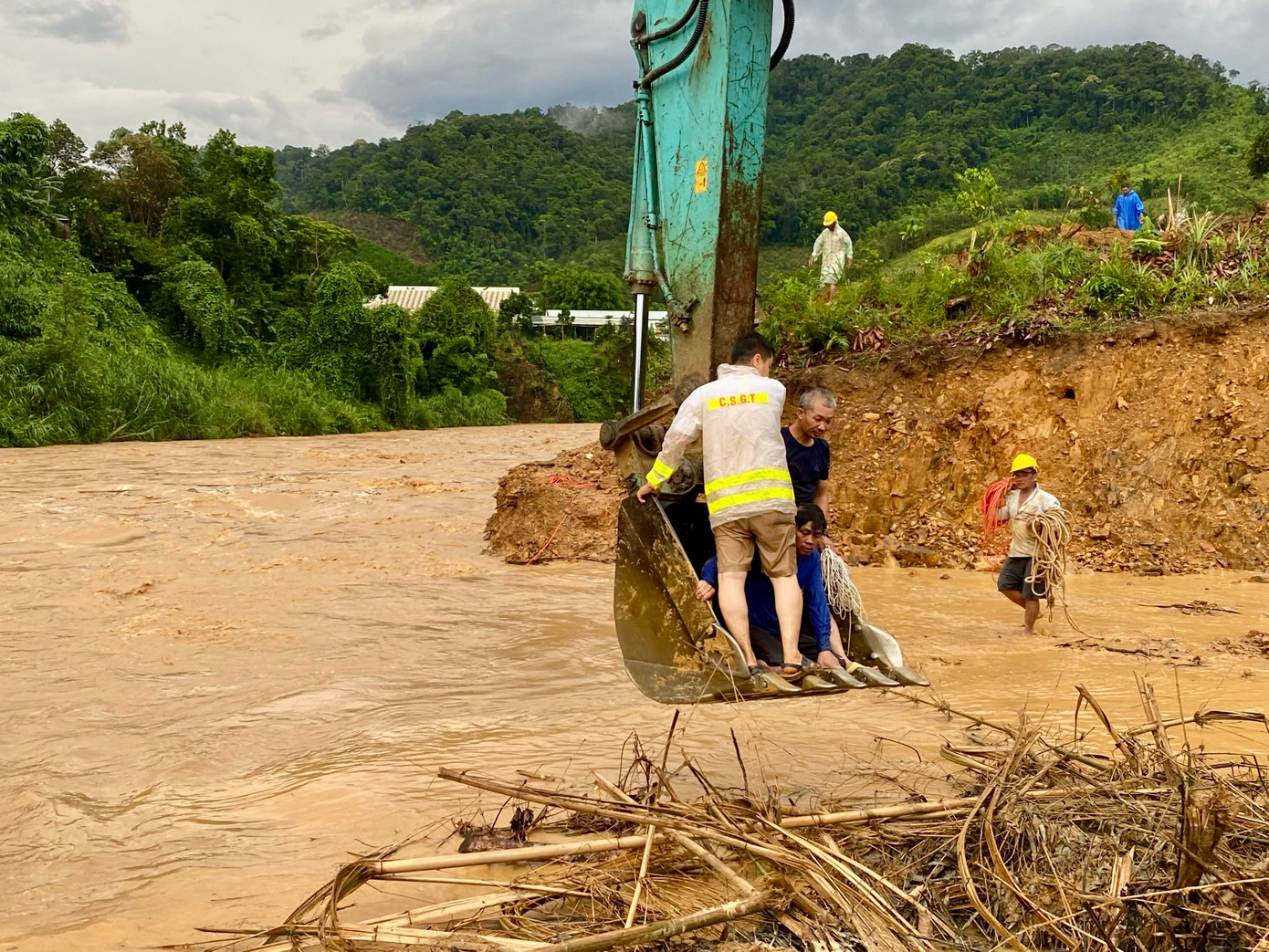 Lực lượng chức năng dùng xe múc để giải cứu người đàn ông bị mắc kẹt. Lực lượng chức năng dùng xe múc để giải cứu người đàn ông bị mắc kẹt.