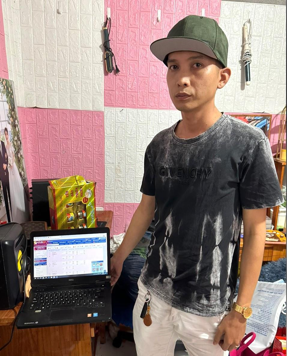 Phan Công Tuân bị bắt giữ để điều tra hành vi tổ chức đánh bạc dưới hình thức cá độ bóng đá. Ảnh CA