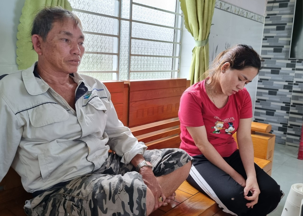 Ông Đặng Ngọc Trung (64 tuổi) với hơn 40 năm bám biển câu mực khơi, cùng con gái bàng hoàng khi con rể vĩnh viễn nằm lại biển khơi. Ông Đặng Ngọc Trung (64 tuổi) với hơn 40 năm bám biển câu mực khơi, cùng con gái bàng hoàng khi con rể vĩnh viễn nằm lại biển khơi.