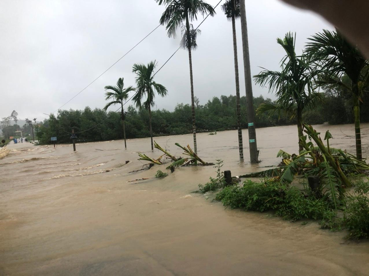 Mưa lớn kéo dài, nhiều tuyến đường ở Quảng Nam ngập sâu.