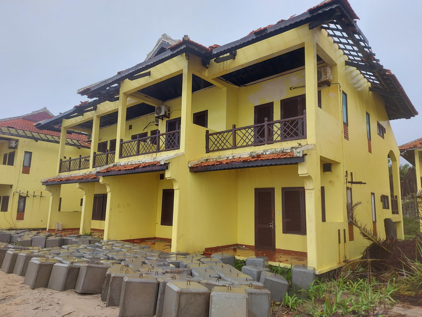 Bất lực trước tình trạng biển xâm thực, chủ khách sạn đành "bỏ của"