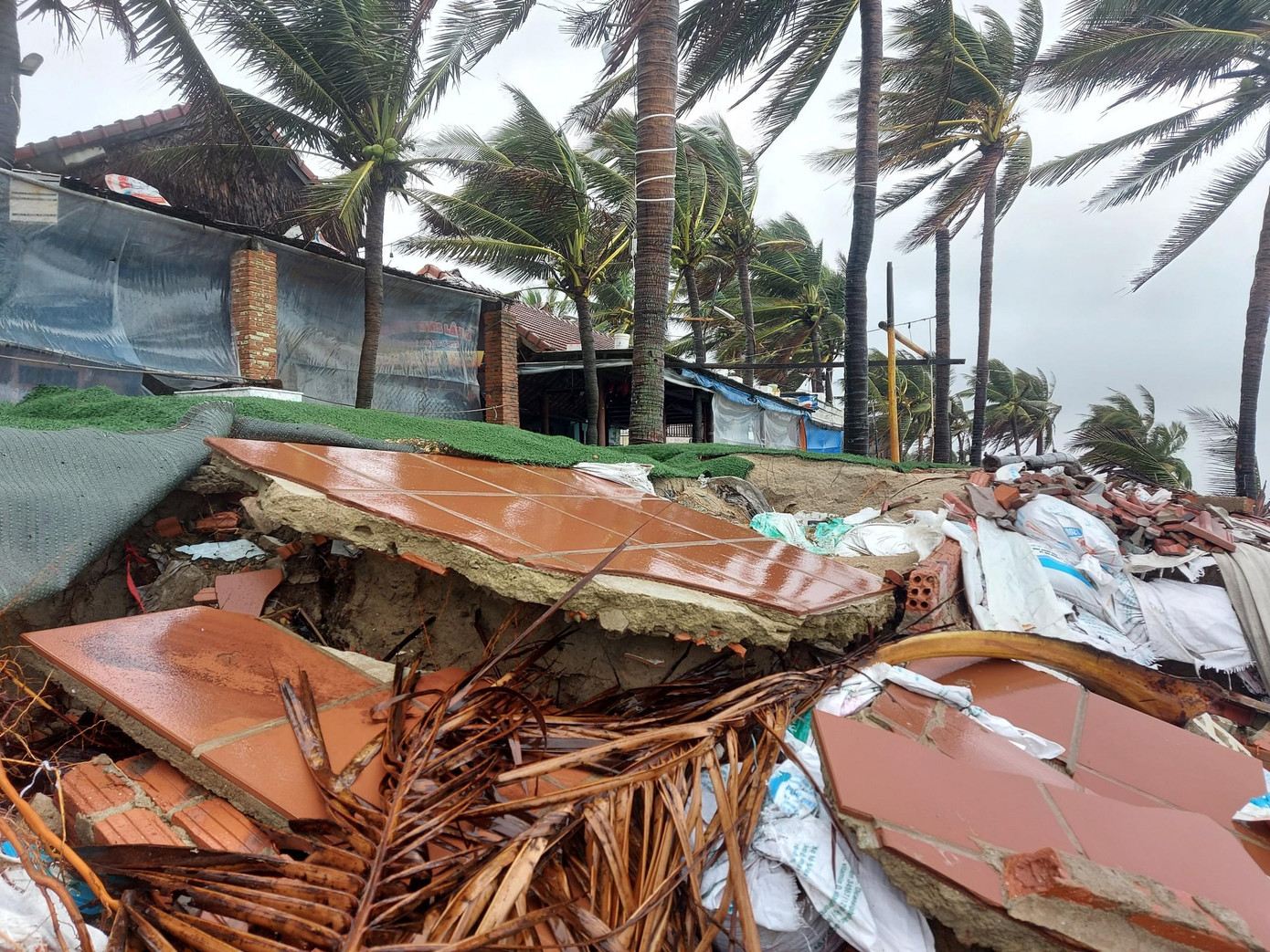 Ghi nhận sáng 22/10, tại bờ biển Cửa Đại vẫn có mưa lớn. Hình ảnh bãi biển tan hoang sau hàng loạt trận bão, hoàn lưu bão.