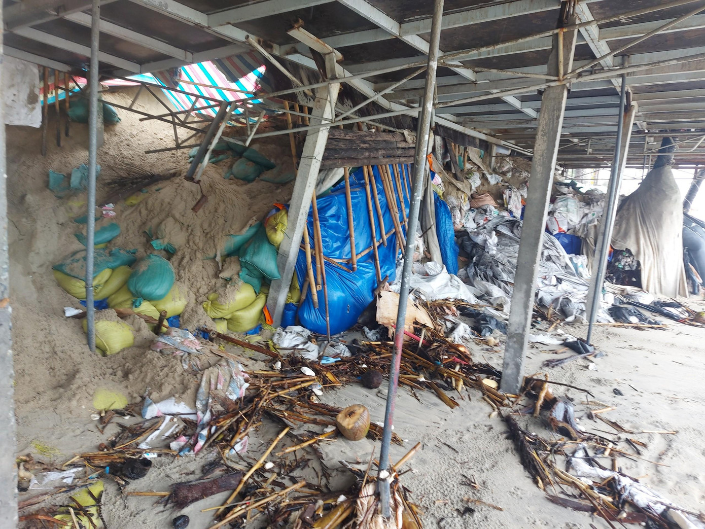 Người dân dùng bao cát gia cố nhưng vẫn bị sóng đánh tơi tả.