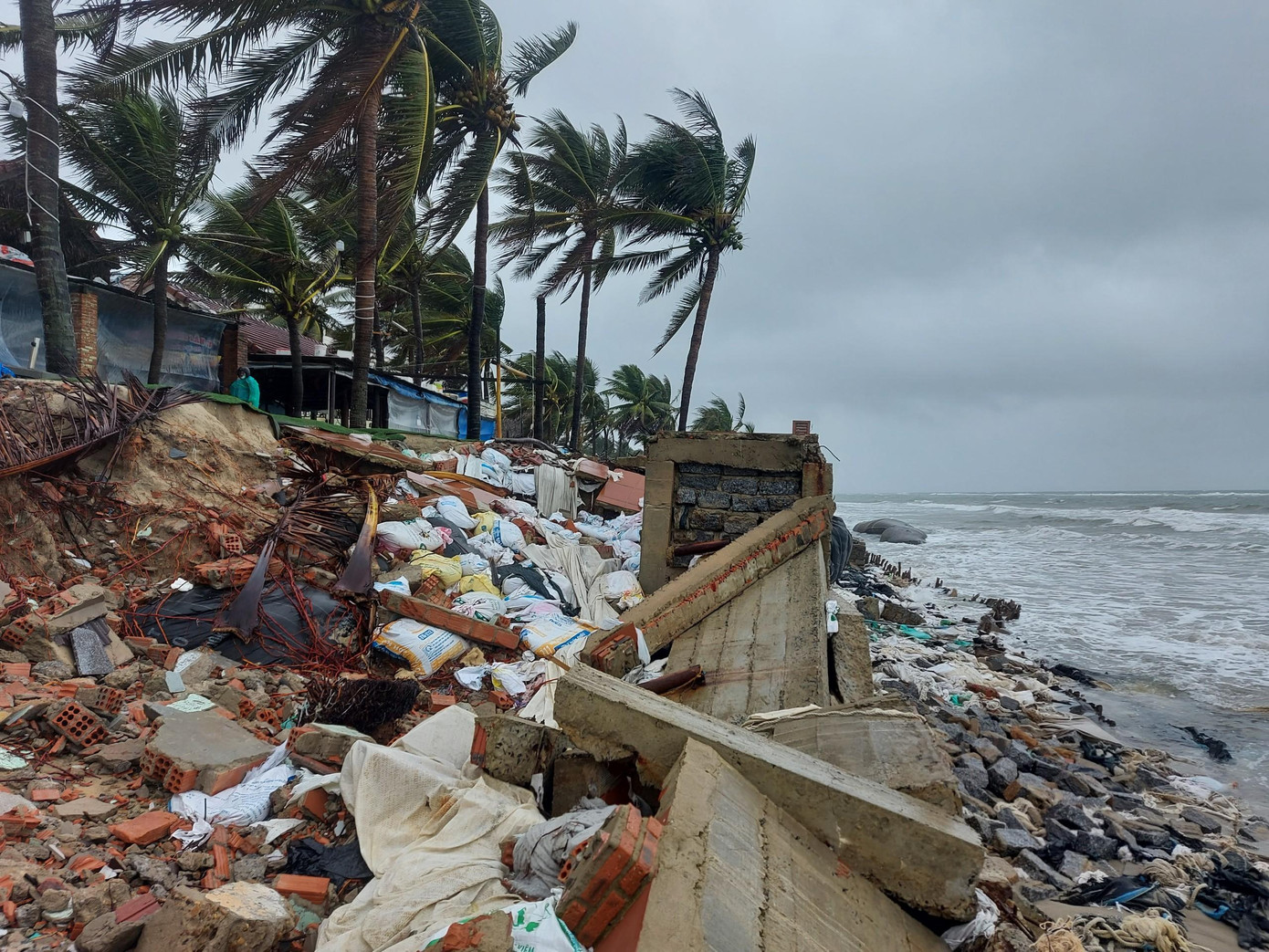 Dãy nhà hàng ven biển Cửa Đại bị sóng biển xâm thực sau hàng loạt trận bão, hoàn lưu bão.