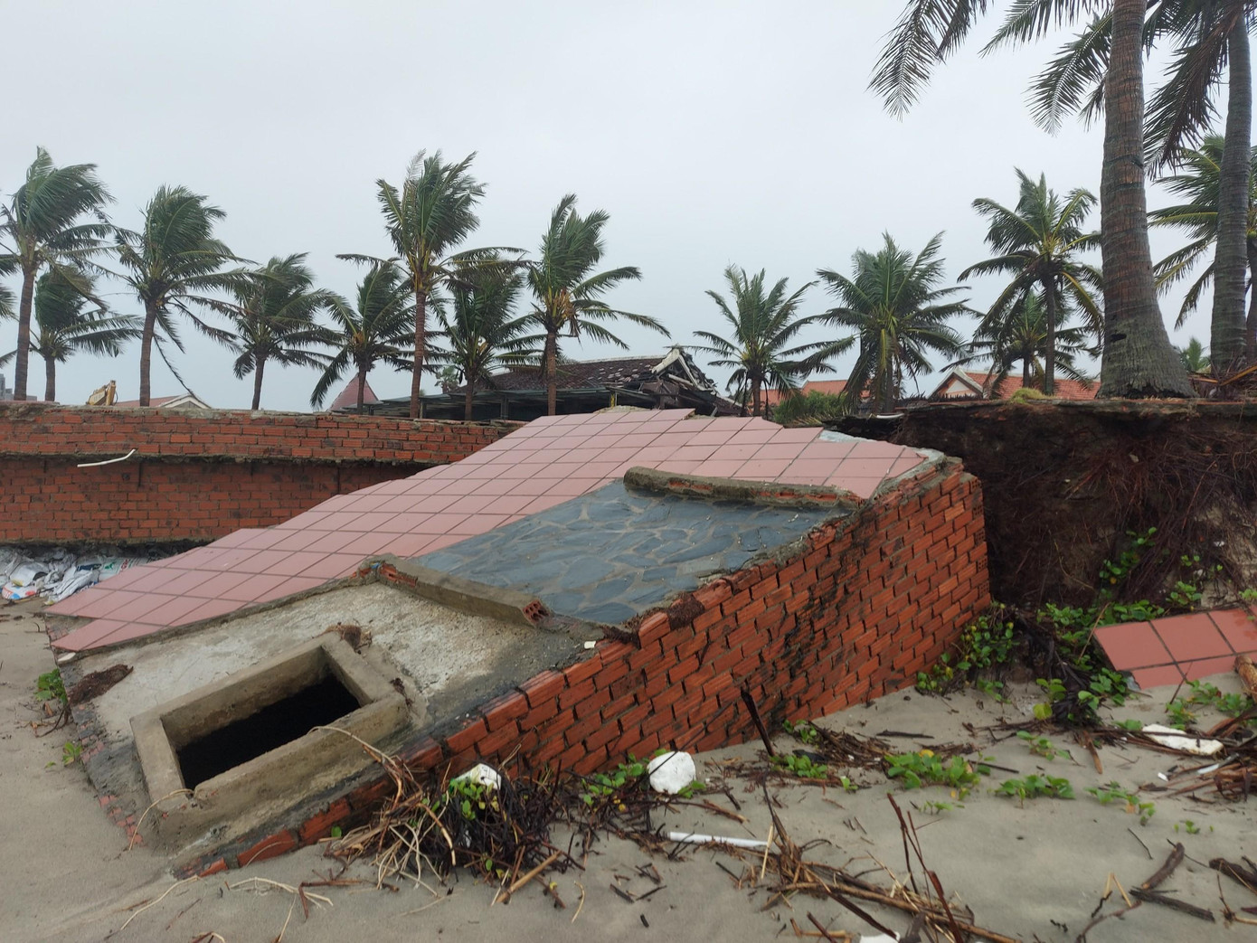 Hạ tầng kiên cố không trụ nổi với tình trạng xâm thực của biển Cửa Đại.