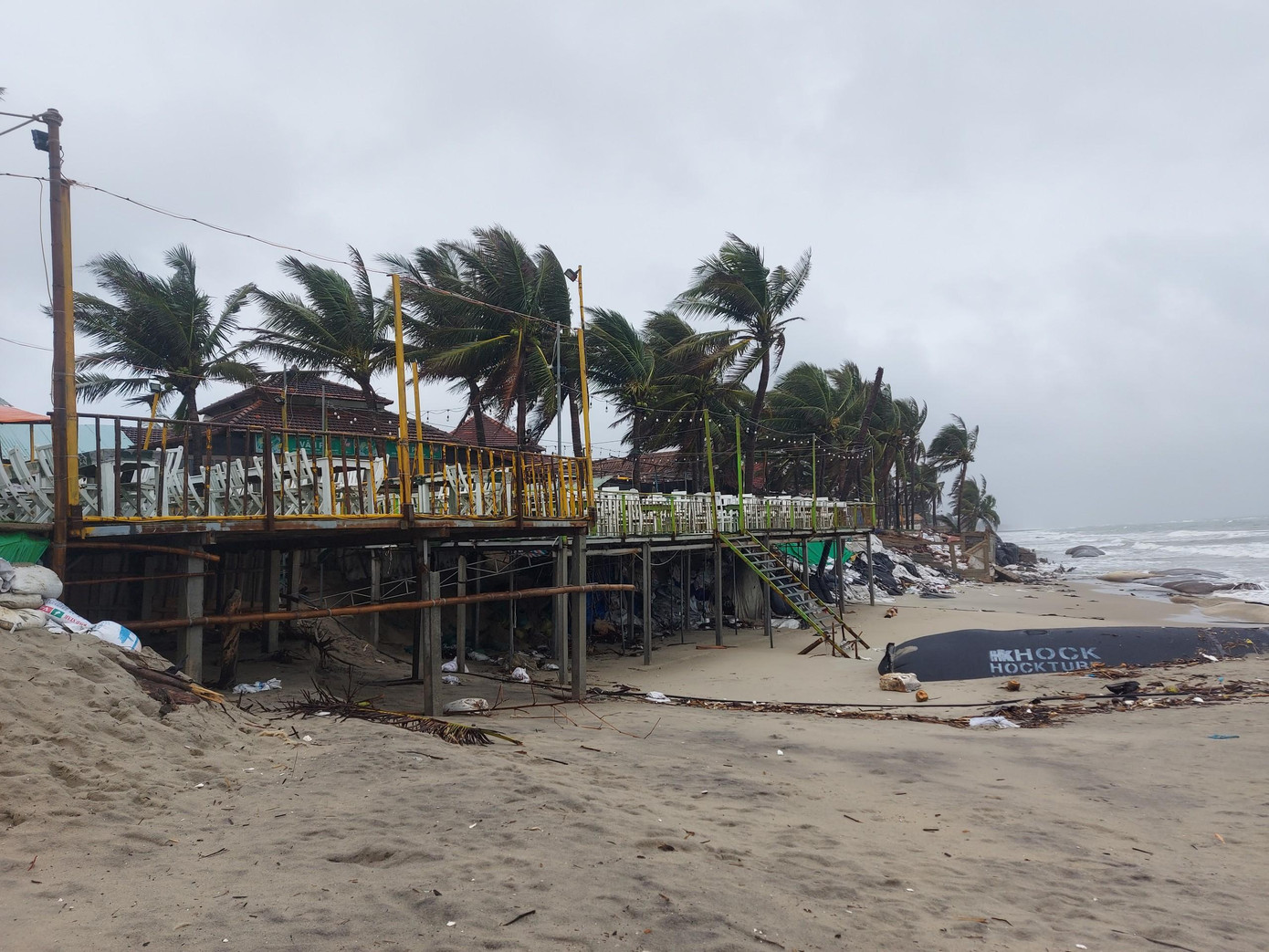 Theo ông Nguyễn Thế Hùng – Phó Chủ tịch UBND TP. Hội An, bão và hoàn lưu bão khiến 1.000 mét đường bờ biển bị xâm thực. Trước thực trạng này chính quyền đã triển khai làm đê ngầm chắn sóng khá hiệu quả, tuy nhiên những đoạn chưa triển khai tình trạng xâm thực tiếp tục nặng nề. Trong ảnh: Dãy nhà hàng nguy cơ bị sóng "nuốt chửng"