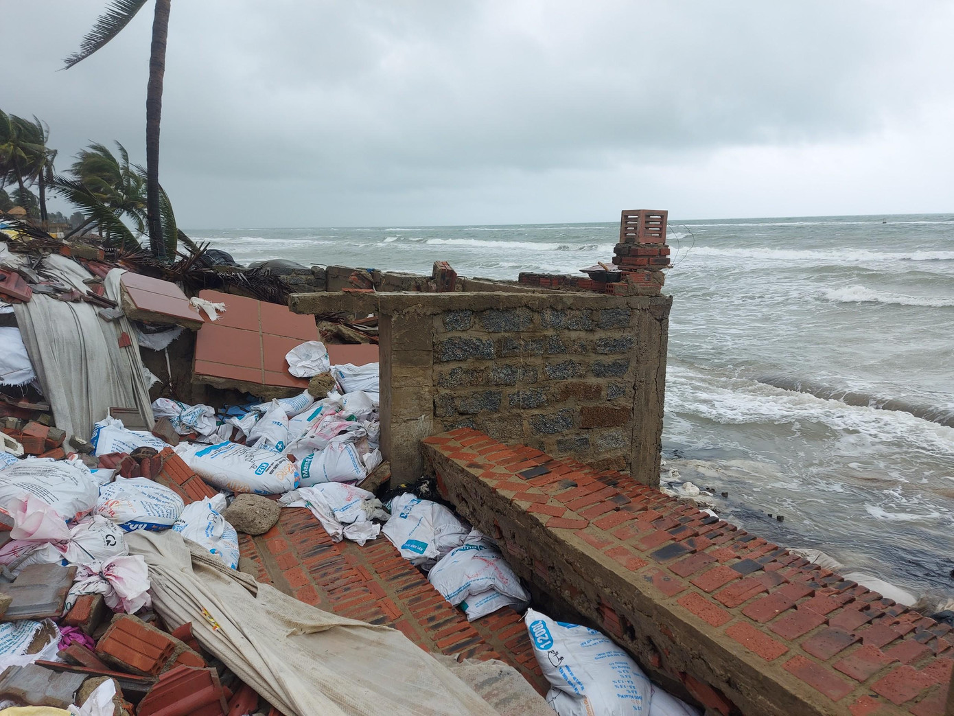 Dãy nhà hàng ven biển bị sóng đánh, "ngoạm" từng mảng lớn tạo ra những hàm ếch nguy hiểm.
