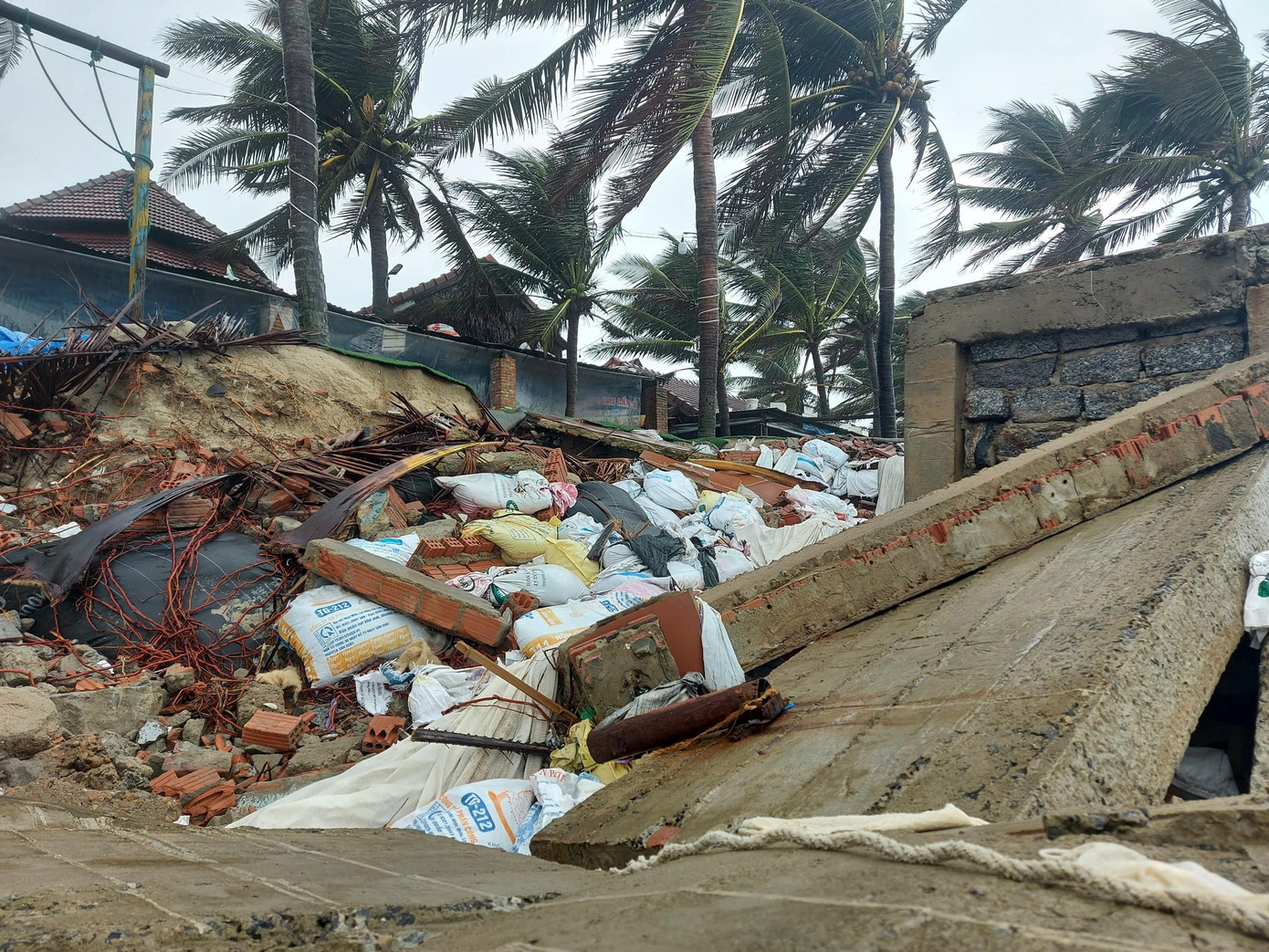 Cả dãy tường đổ sập