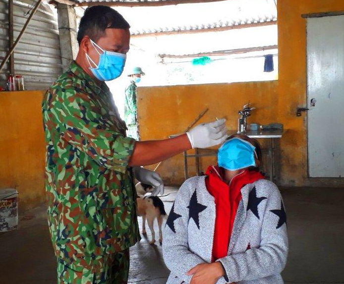 Đồn Biên phòng Cửa Đại triển khai phòng chống dịch COVID-19 cho nữ du khách.