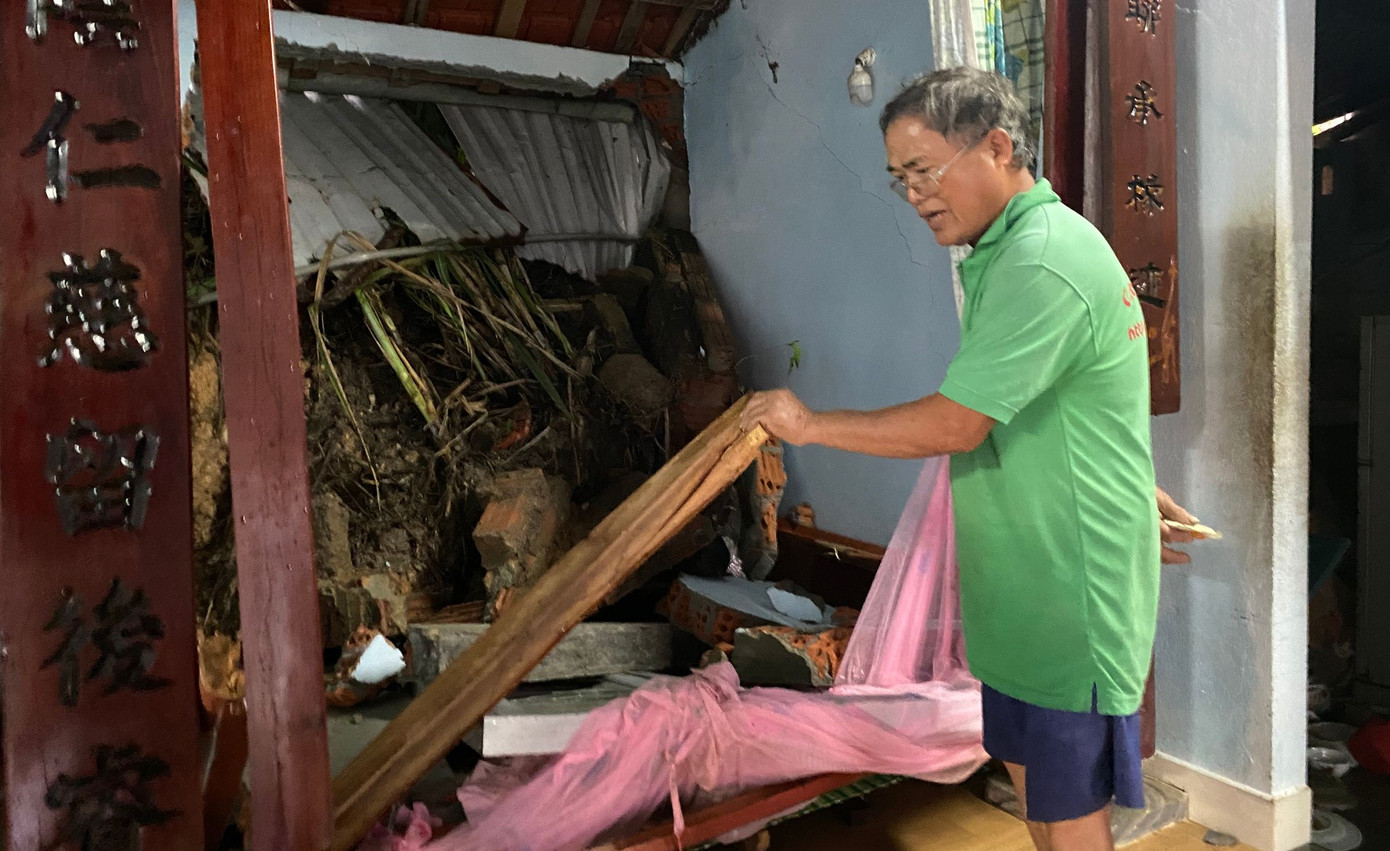 Mưa lớn gây sạt lở làm sập nhà dân ở Quảng Nam.