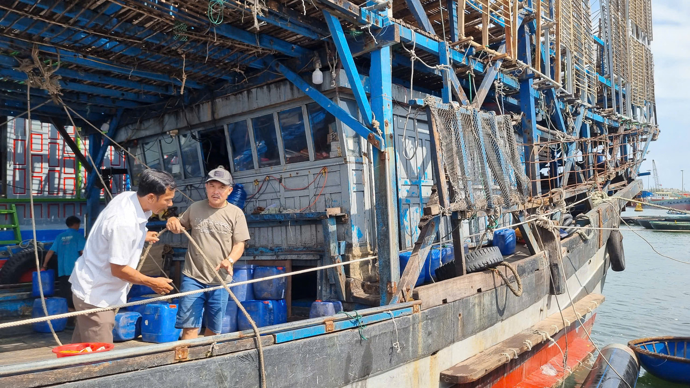 Các ngư dân chia sẻ, nỗ lực vươn khơi vừa là cuộc mưu sinh, vừa thể hiện trách nhiệm, sứ mệnh “cột mốc sống trên biển”, đặc biệt, ý thức rất cao việc không vi phạm các quy định, nỗ lực gỡ thẻ vàng, phát triển kinh tế biển bền vững.