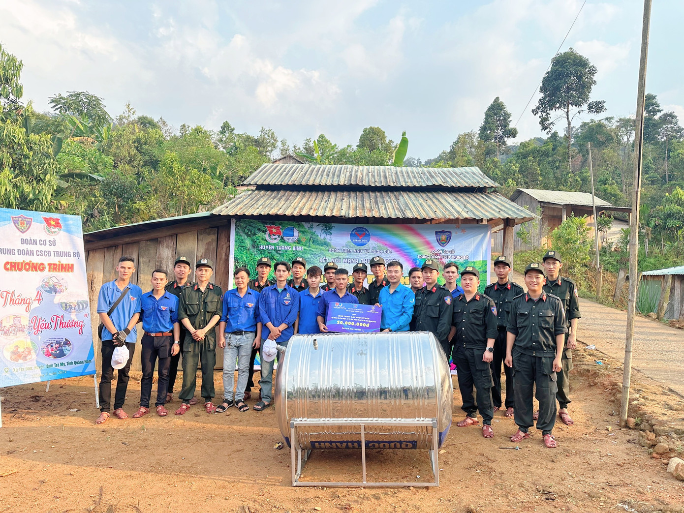 Nỗ lực, sẻ chia khó khăn với cô trò, người dân ở nóc thiếu điện, thiếu nước. Nỗ lực, sẻ chia khó khăn với cô trò, người dân ở nóc thiếu điện, thiếu nước.