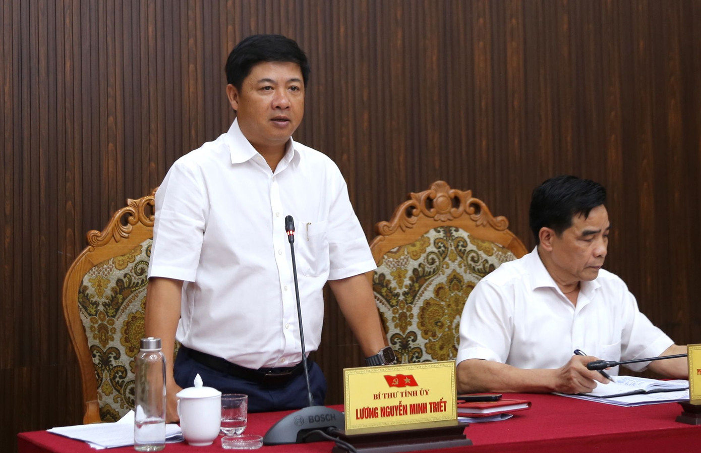 Bí thư Tỉnh ủy và Chủ tịch UBND tỉnh Quảng Nam chủ trì họp. Ảnh: Hoài Văn Bí thư Tỉnh ủy và Chủ tịch UBND tỉnh Quảng Nam chủ trì họp. Ảnh: Hoài Văn