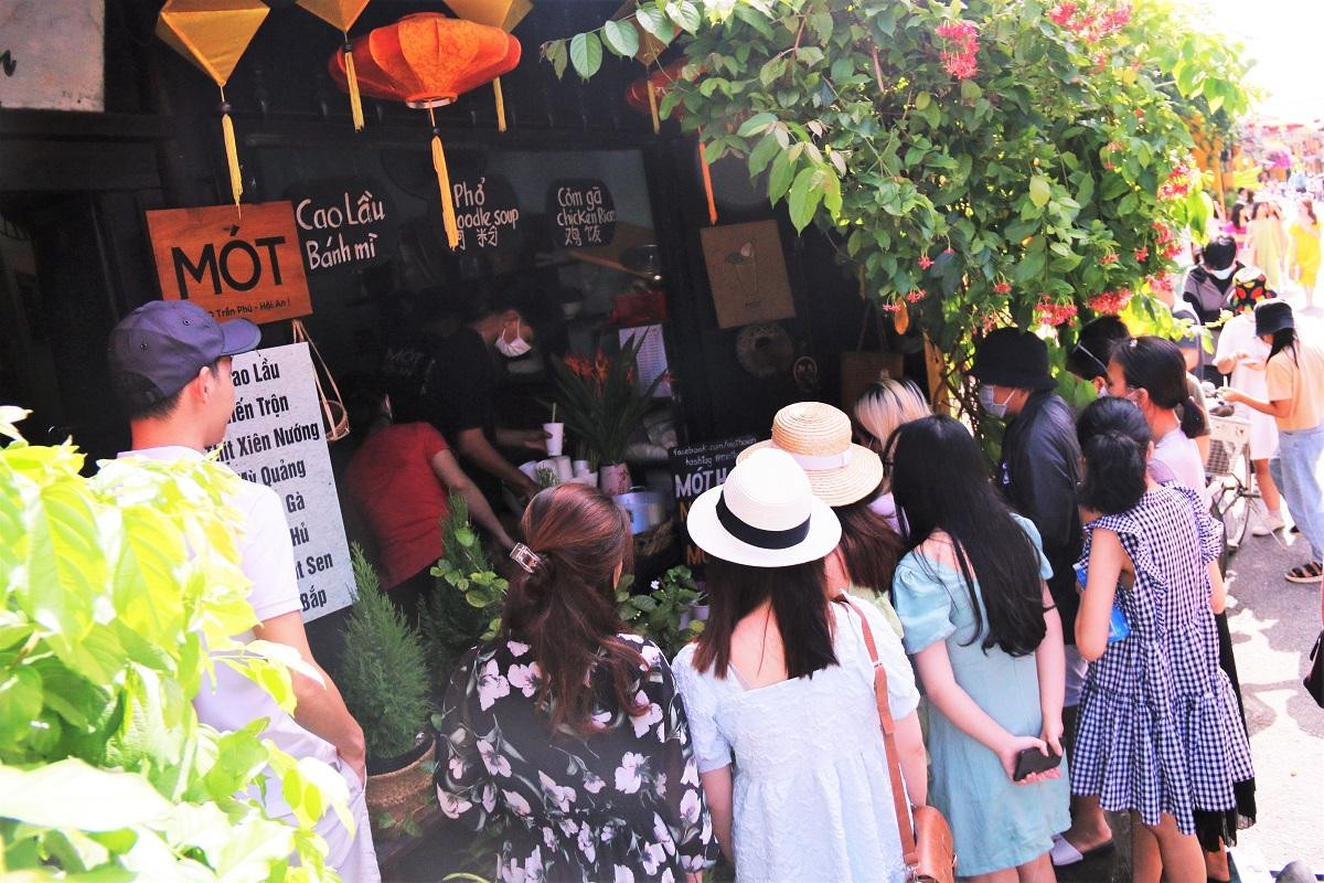 Hầu hết nhà hàng, quán ăn dọc các tuyến phố đã mở cửa phục vụ du khách. Hầu hết nhà hàng, quán ăn dọc các tuyến phố đã mở cửa phục vụ du khách.