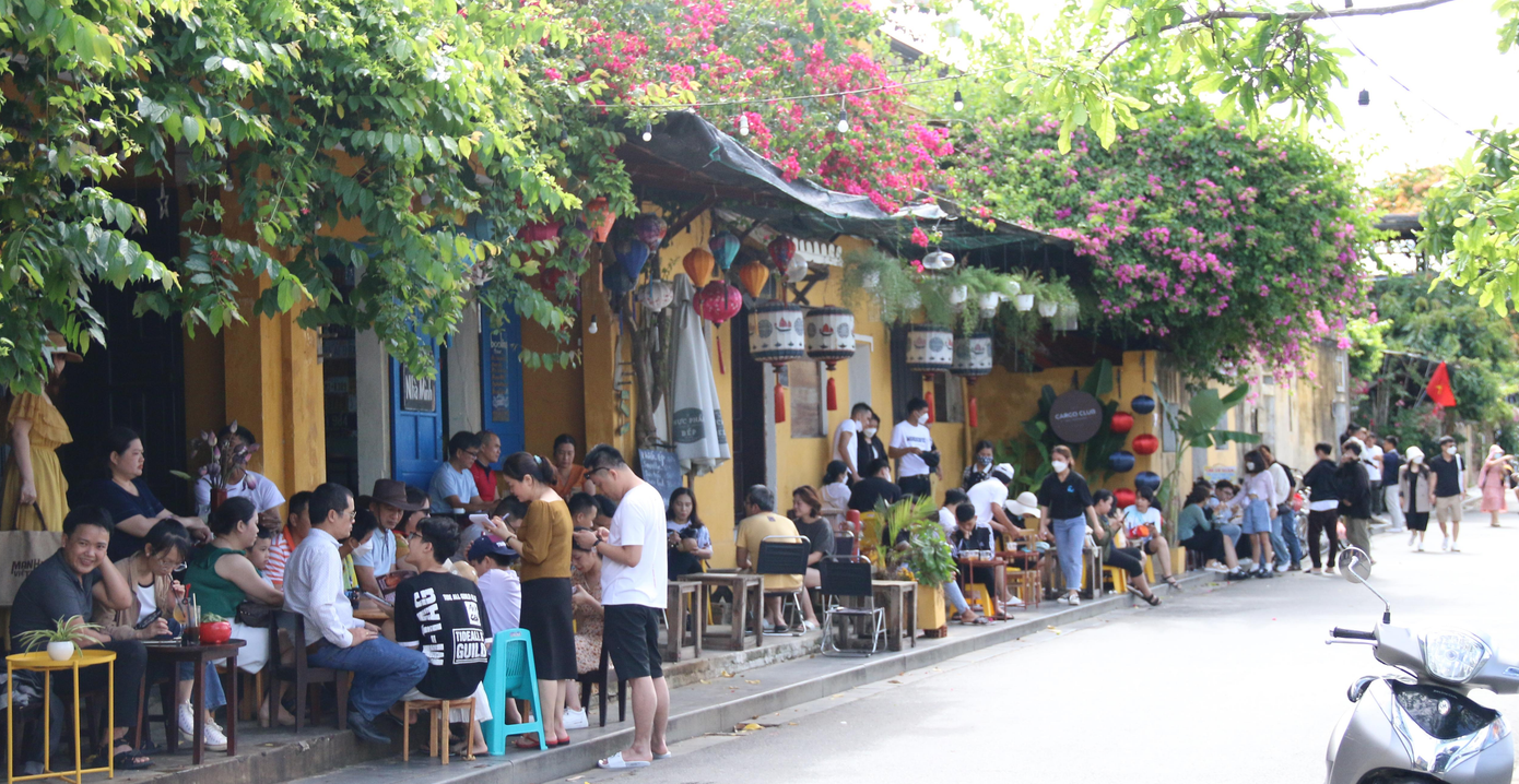 Ghi nhận của PV, dịp nghỉ lễ 30/4 - 1/5, một lượng lớn du khách đổ về tham quan phố cổ Hội An. Ghi nhận của PV, dịp nghỉ lễ 30/4 - 1/5, một lượng lớn du khách đổ về tham quan phố cổ Hội An.