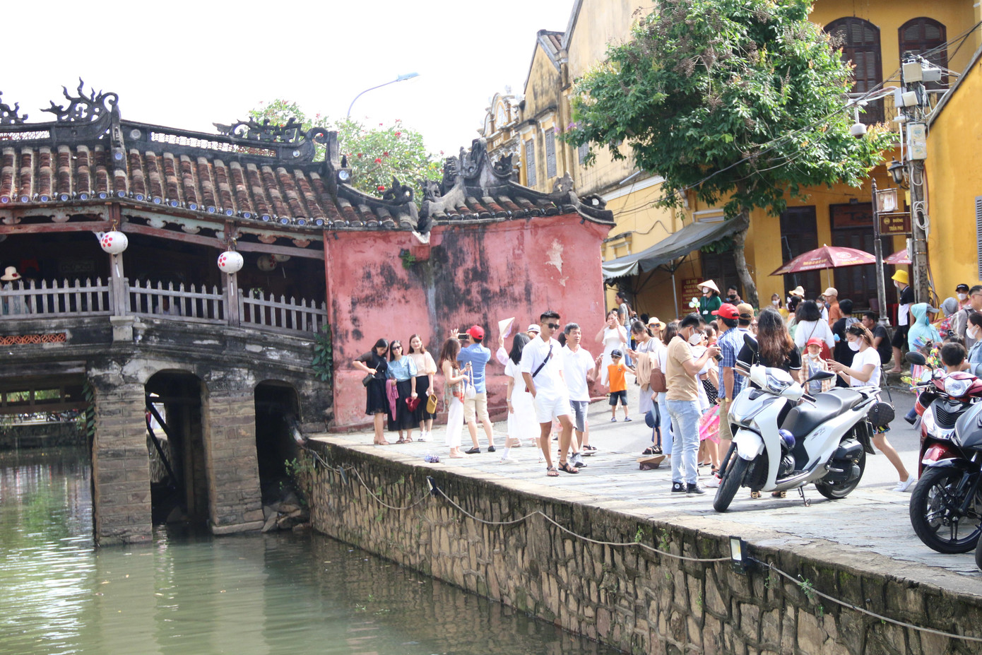 Khu vực Chùa Cầu nhiều du khách dừng lại chụp hình lưu niệm Khu vực Chùa Cầu nhiều du khách dừng lại chụp hình lưu niệm