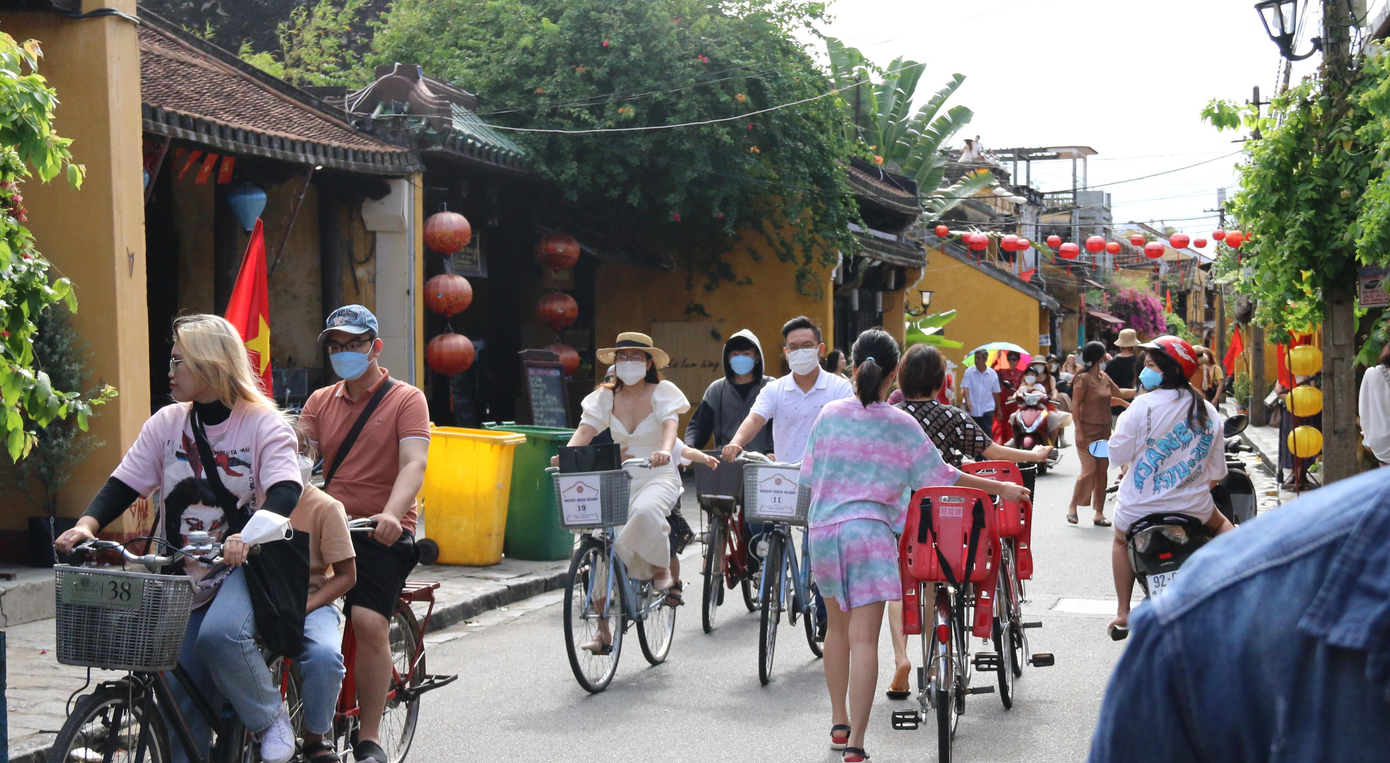 Các tuyến đường phố cổ như Lê Lợi, Phan Chu Trinh, Bạch Đằng, Nguyễn Thái Học... rộn rã bước chân du khách Các tuyến đường phố cổ như Lê Lợi, Phan Chu Trinh, Bạch Đằng, Nguyễn Thái Học... rộn rã bước chân du khách