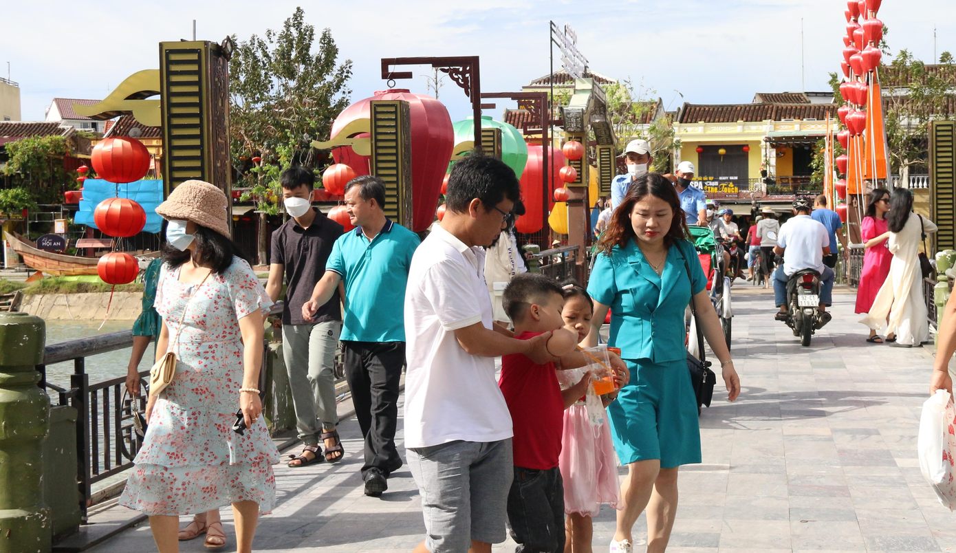 Bà Trương Thị Ngọc Cẩm, Giám đốc Trung tâm văn hóa thể thao - Truyền thanh & truyền hình thành phố Hội An cho hay, dịp này nhiều hoạt động đặc sắc diễn ra tại phố cổ Hội An như đêm nhạc Trịnh Công Sơn, các hoạt động triển lãm, biểu diễn nghệ thuật đường phố thường xuyên trong khu phố cổ, đồng thời mở thêm tua tuyến kết nối giữa khu phố cổ và làng nghề truyền thống để tạo thêm lựa chọn và tiện ích cho du khách. Bà Trương Thị Ngọc Cẩm, Giám đốc Trung tâm văn hóa thể thao - Truyền thanh & truyền hình thành phố Hội An cho hay, dịp này nhiều hoạt động đặc sắc diễn ra tại phố cổ Hội An như đêm nhạc Trịnh Công Sơn, các hoạt động triển lãm, biểu diễn nghệ thuật đường phố thường xuyên trong khu phố cổ, đồng thời mở thêm tua tuyến kết nối giữa khu phố cổ và làng nghề truyền thống để tạo thêm lựa chọn và tiện ích cho du khách.