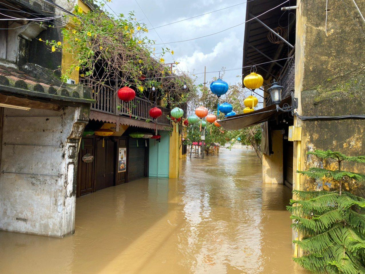 Nước lũ bủa vây phố cổ Hội An, có nơi ngập sâu cả mét. Nước lũ bủa vây phố cổ Hội An, có nơi ngập sâu cả mét.