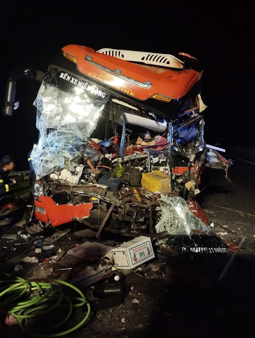 Chiếc xe nát bét sau cú va chạm. Chiếc xe nát bét sau cú va chạm.
