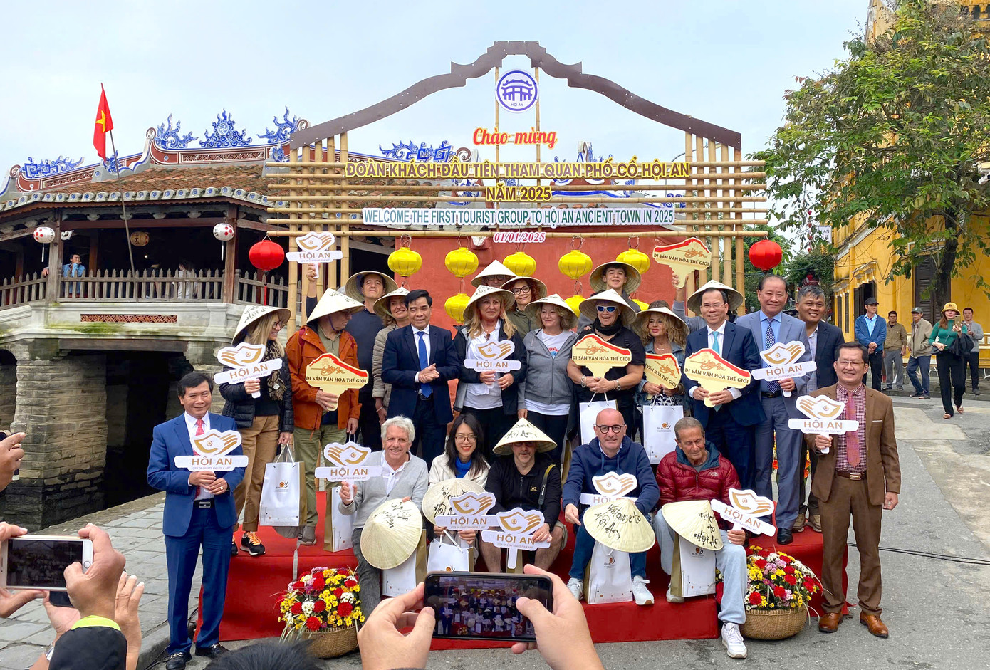 Lãnh đạo tỉnh Quảng Nam, thành phố Hội An chào đón đoàn khách đầu tiên tham quan trong ngày đầu năm mới 2025.