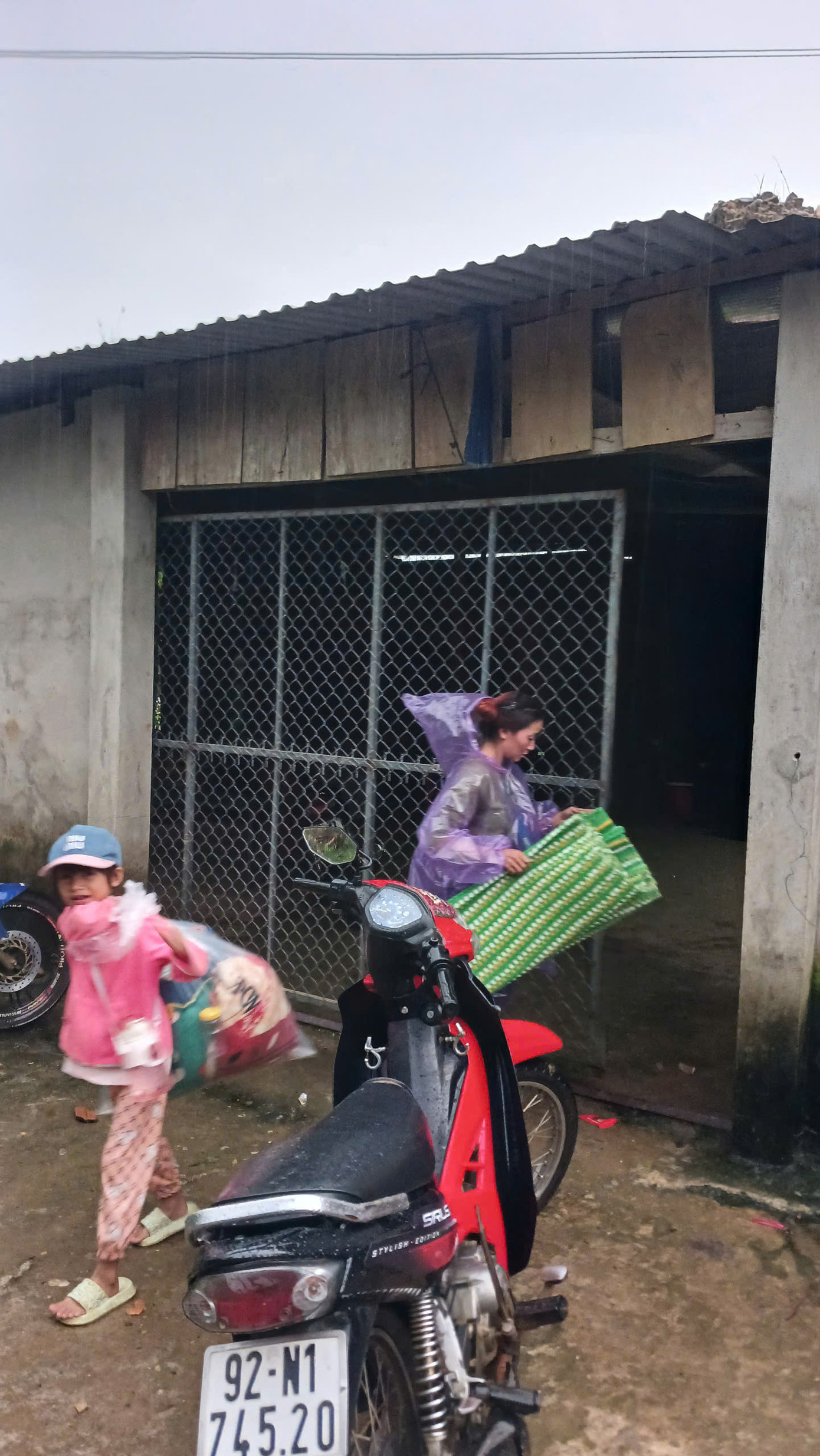 Người dân di dời khẩn khỏi vùng nguy hiểm. Người dân di dời khẩn khỏi vùng nguy hiểm.