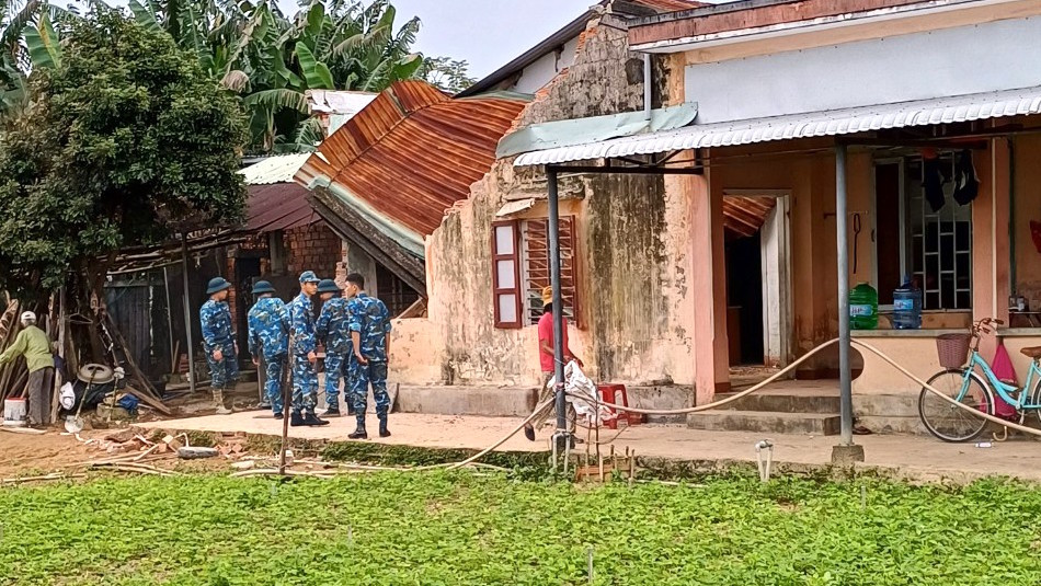 Lực lượng chức năng đến nhà dân ghi nhận thiệt hại, khắc phục hậu quả.