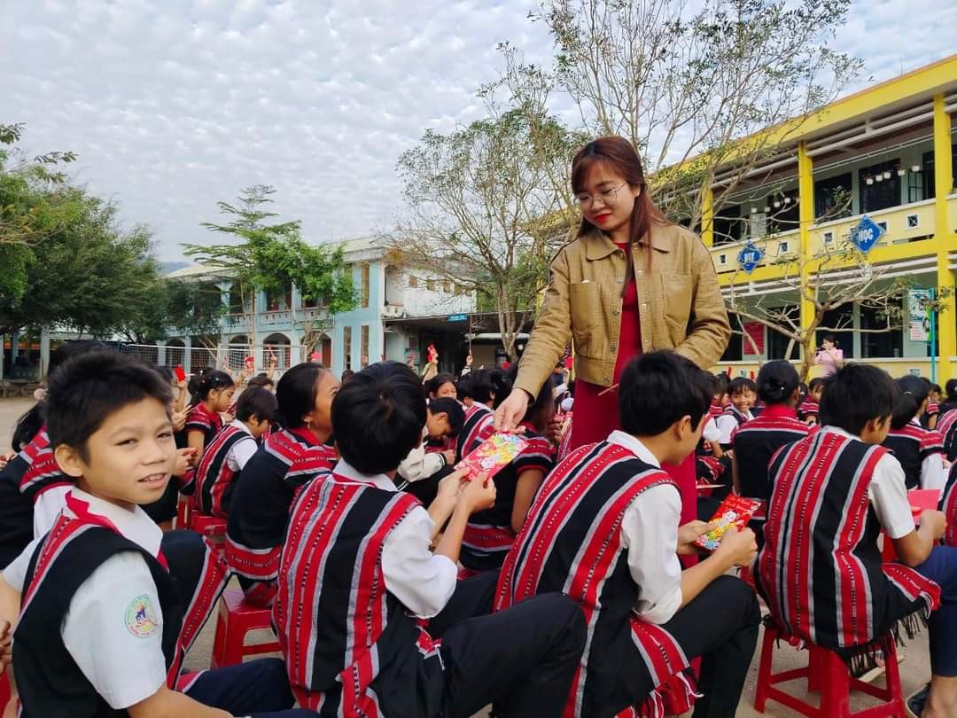 Niềm vui ngày trở lại trường của các em học sinh vùng cao xứ Quảng.