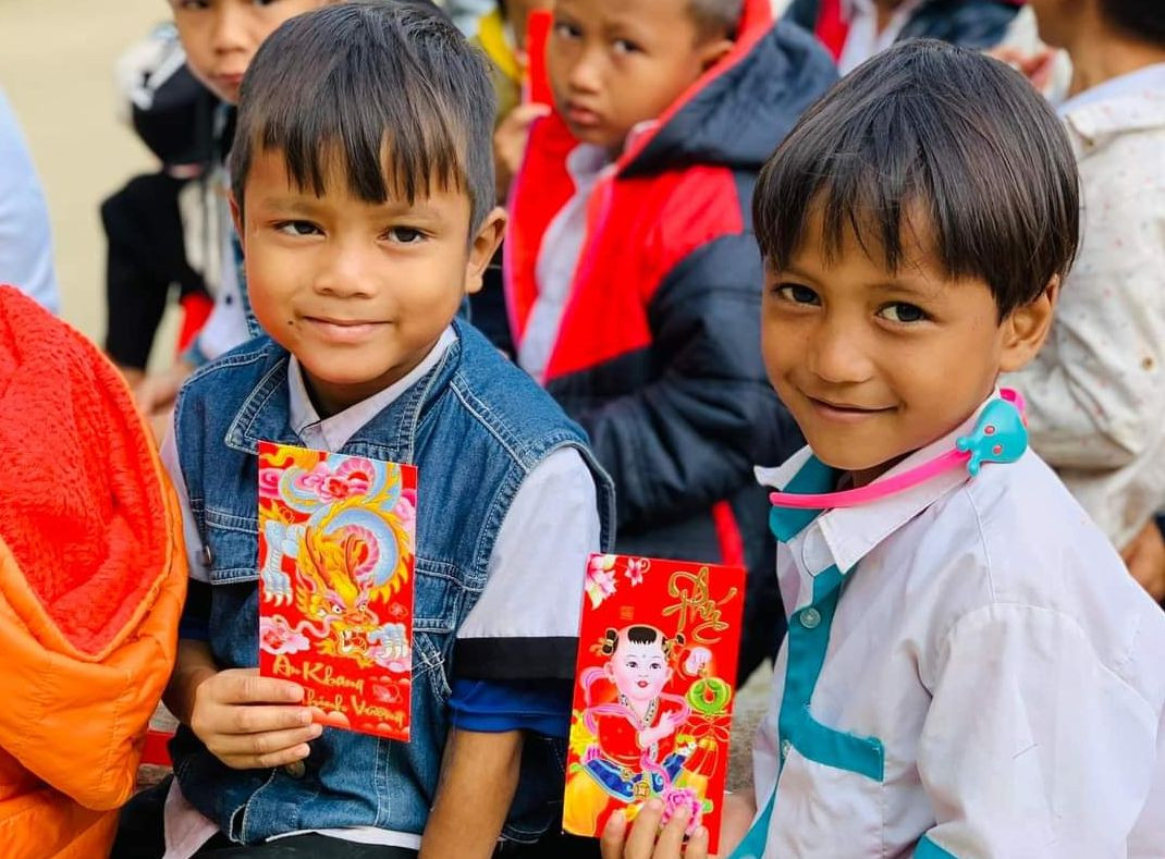 Niềm vui ngày trở lại trường của các em học sinh vùng cao xứ Quảng.