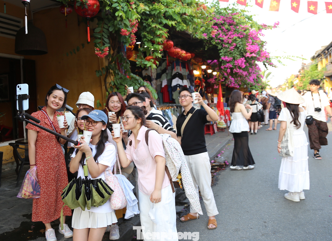 Các tuyến phố dập dìu du khách. Ảnh: Hoài Văn