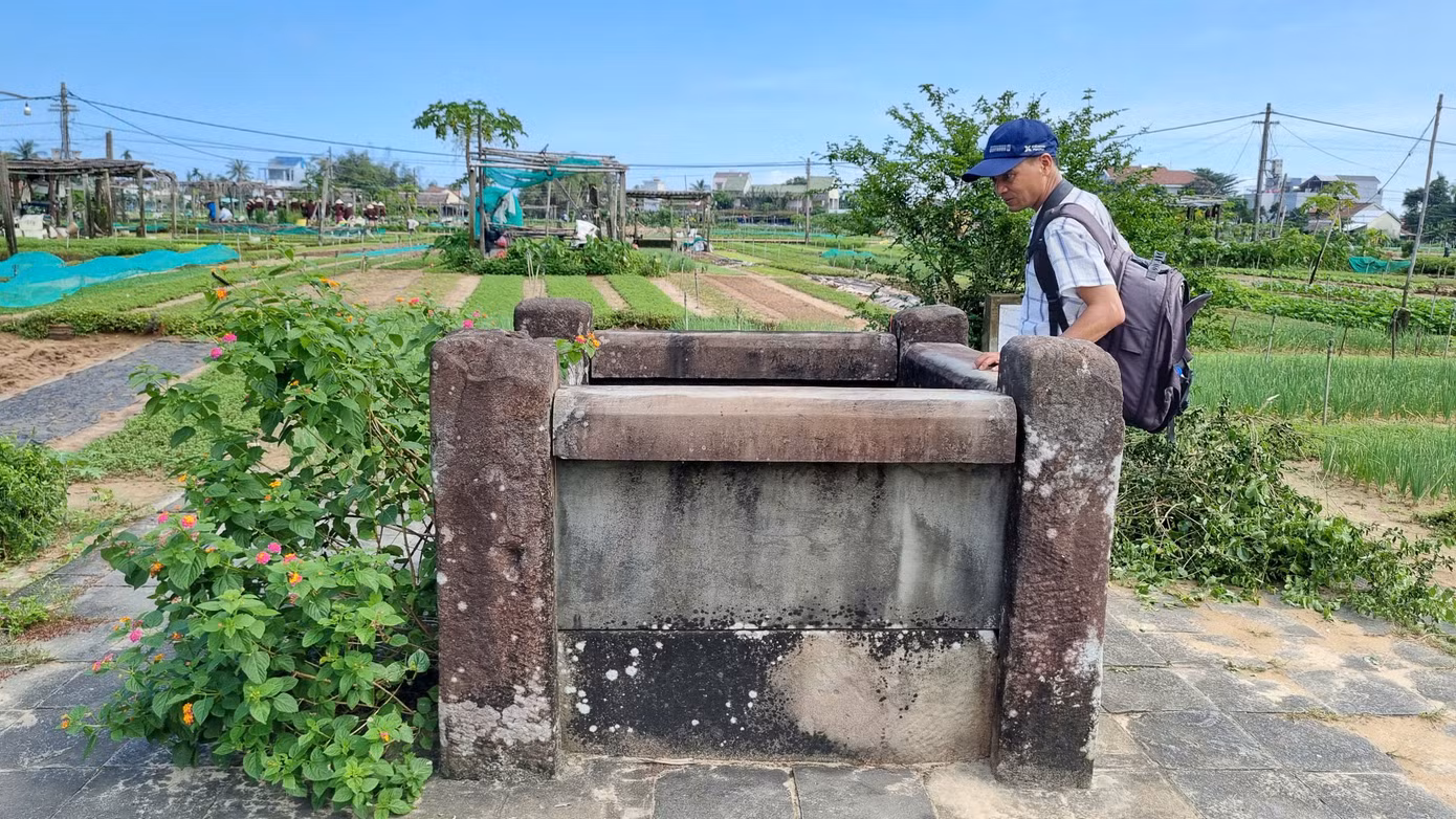 Giếng đá Chăm, một trong những di tích lịch sử ở làng Trà Quế được người dân chung tay gìn giữ.