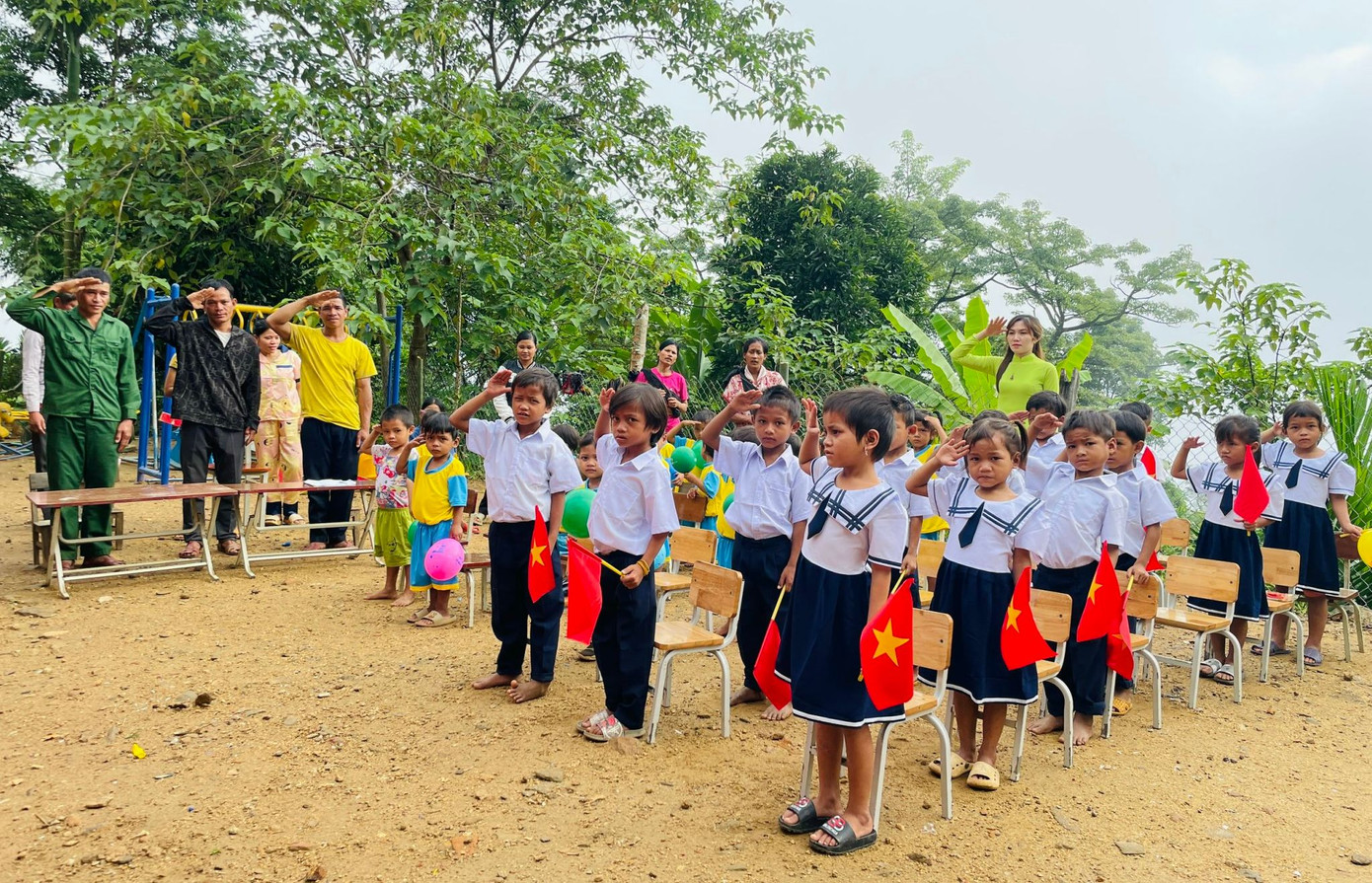 Nghiêm trang làm lễ chào cờ