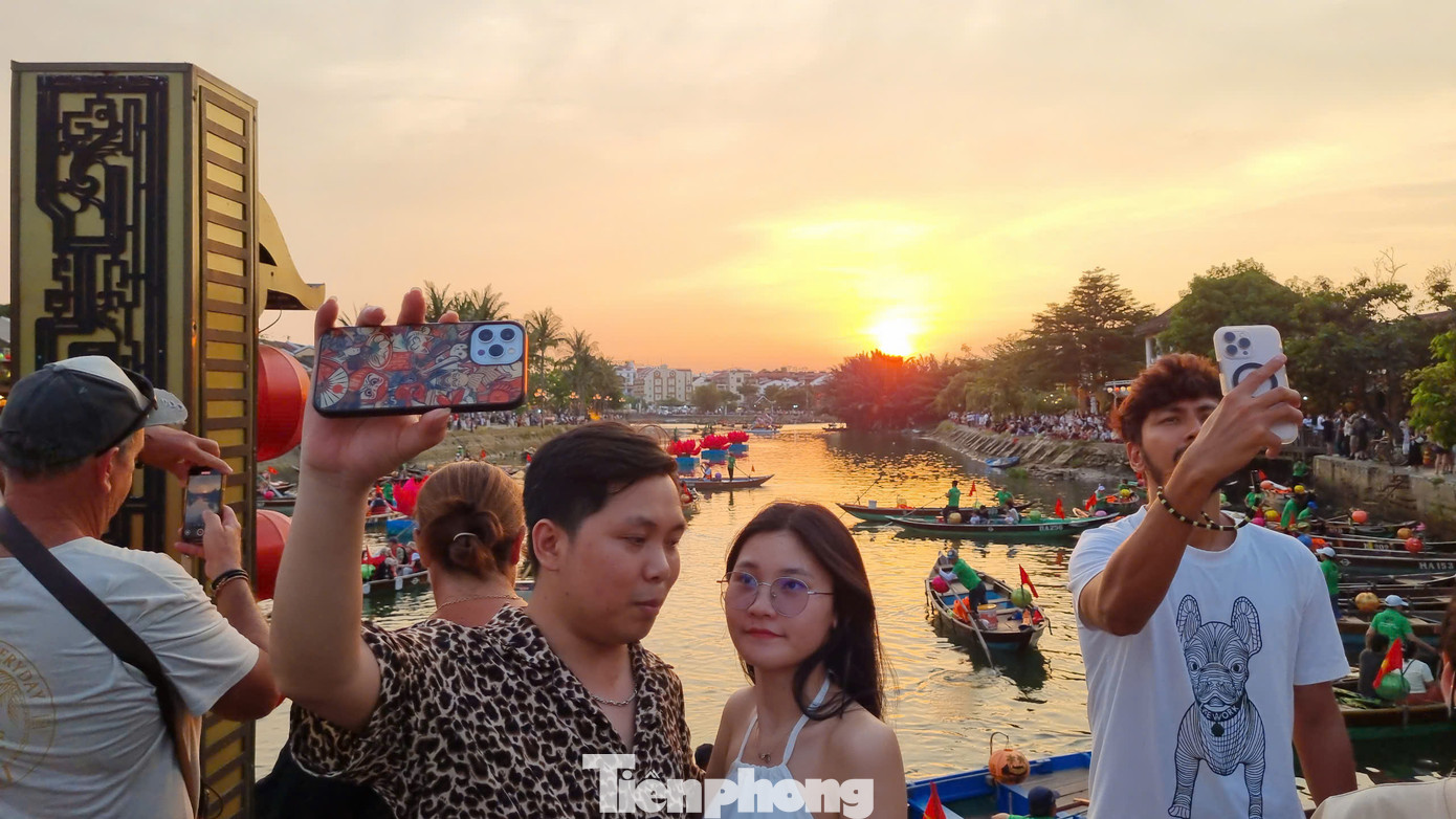 Những cặp đôi cùng nhau chụp hình trong khung ảnh đẹp lãng mạn. Ảnh: Hoài Văn.