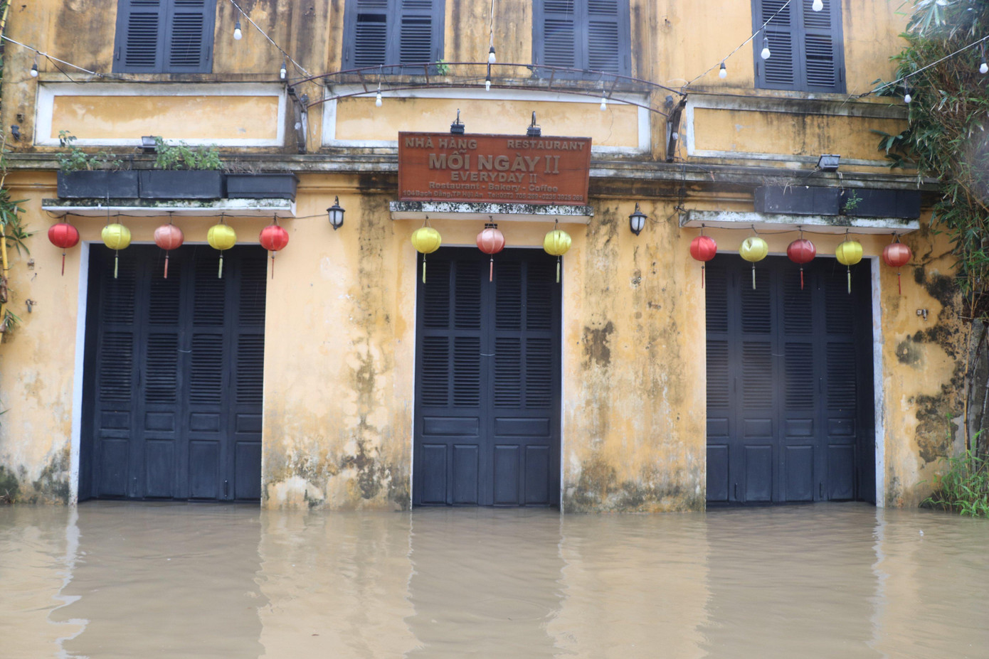 Nước lũ dâng cao tràn vào nhà dân. Nước lũ dâng cao tràn vào nhà dân.
