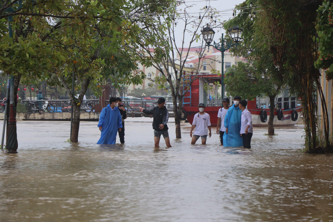 Nước lũ ngập các tuyến phố cổ. Nước lũ ngập các tuyến phố cổ.