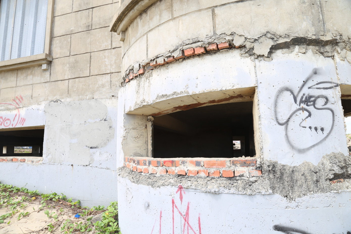 Ghi nhận thực tế “siêu dự án” hiện vẫn chỉ là cảnh hoang tàn, ngổn ngang. Công trình được xây dựng dở dang, nhiều hạng mục xuống cấp, sắt thép hoen gỉ, cỏ dại mọc đầy. Ghi nhận thực tế “siêu dự án” hiện vẫn chỉ là cảnh hoang tàn, ngổn ngang. Công trình được xây dựng dở dang, nhiều hạng mục xuống cấp, sắt thép hoen gỉ, cỏ dại mọc đầy.