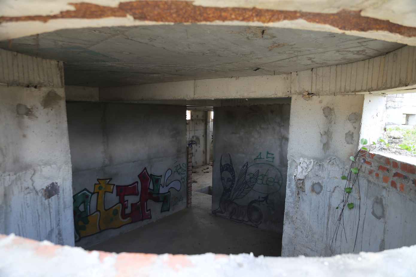 Ghi nhận thực tế “siêu dự án” hiện vẫn chỉ là cảnh hoang tàn, ngổn ngang. Công trình được xây dựng dở dang, nhiều hạng mục xuống cấp, sắt thép hoen gỉ, cỏ dại mọc đầy. Ghi nhận thực tế “siêu dự án” hiện vẫn chỉ là cảnh hoang tàn, ngổn ngang. Công trình được xây dựng dở dang, nhiều hạng mục xuống cấp, sắt thép hoen gỉ, cỏ dại mọc đầy.