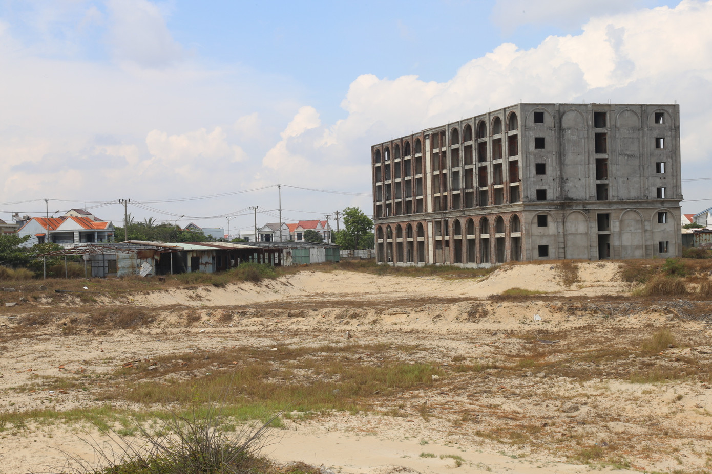 Ghi nhận thực tế “siêu dự án” hiện vẫn chỉ là cảnh hoang tàn, ngổn ngang. Công trình được xây dựng dở dang, nhiều hạng mục xuống cấp, sắt thép hoen gỉ, cỏ dại mọc đầy. Ghi nhận thực tế “siêu dự án” hiện vẫn chỉ là cảnh hoang tàn, ngổn ngang. Công trình được xây dựng dở dang, nhiều hạng mục xuống cấp, sắt thép hoen gỉ, cỏ dại mọc đầy.