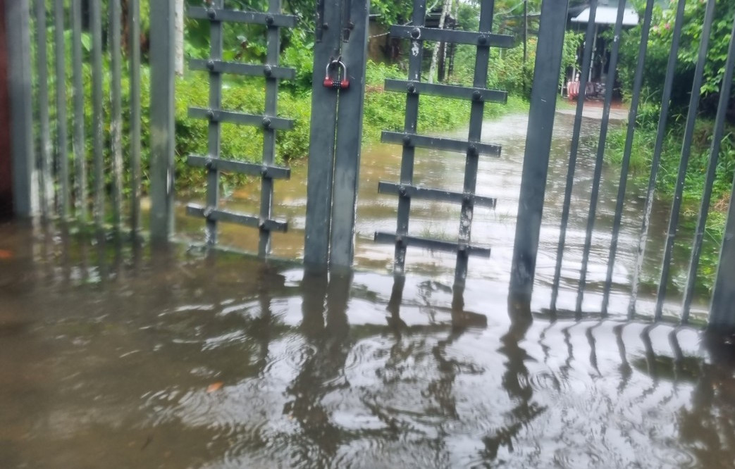 Nước tràn vào nhà dân.