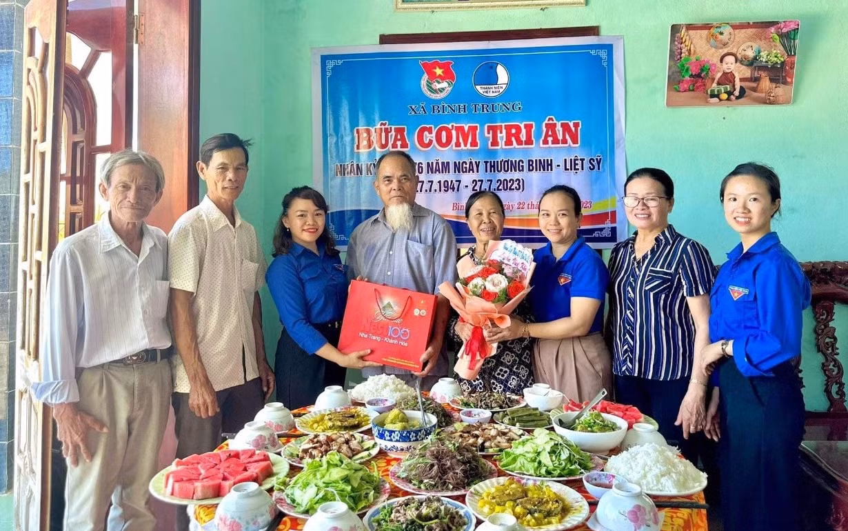 ĐVTN với bữa cơm tri ân tại nhà Anh hùng LLVTND Lê Y (ở tổ 2 thôn Vĩnh Xuân, xã Bình Trung, huyện Thăng Bình, Quảng Nam)