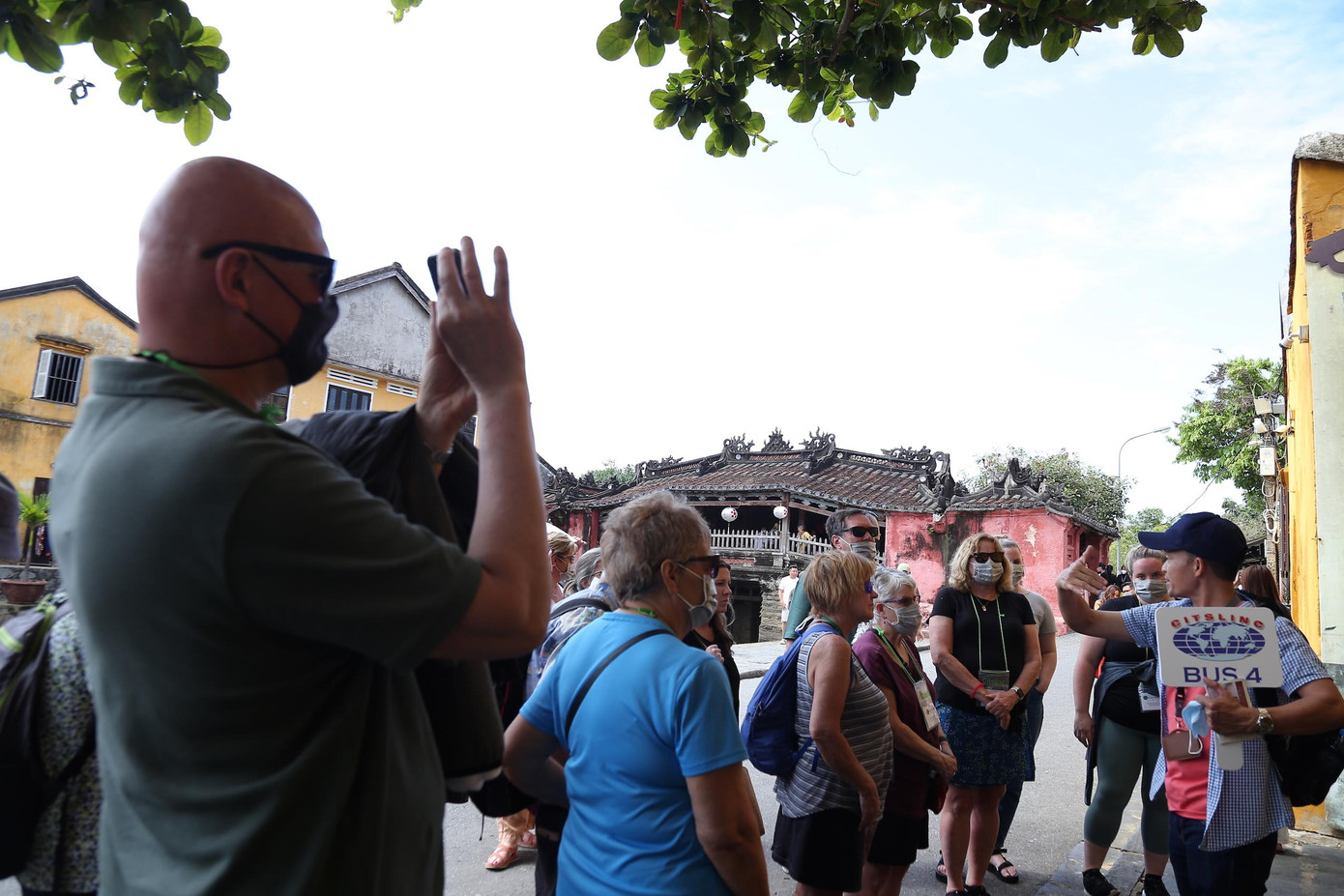 Đoàn du khách Mỹ tham quan Hội An chiều 5/4.