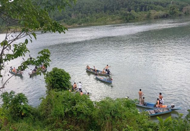 Lực lượng chức năng và người dân tổ chức tìm kiếm nạn nhân vụ lật ghe. Ảnh C.Đ