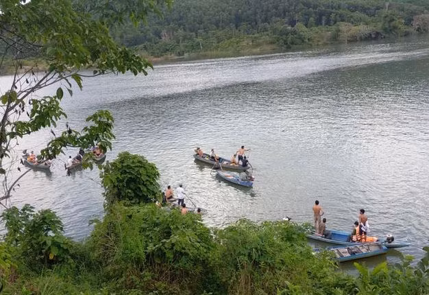 Lực lượng chức năng và người dân tổ chức tìm kiếm nạn nhân vụ lật ghe. Ảnh C.Đ